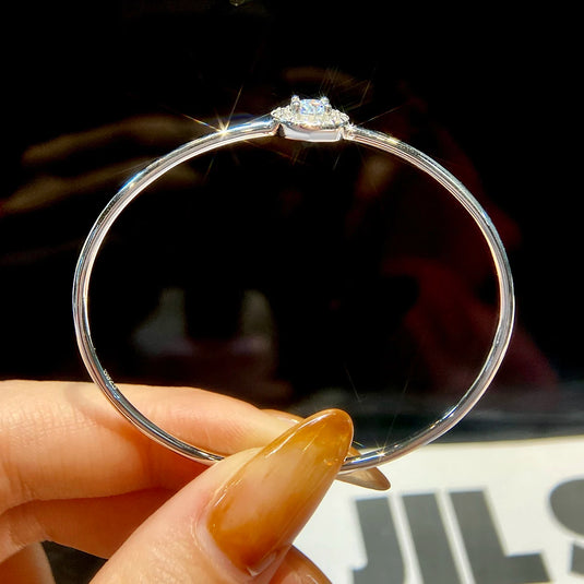 DiamondRound Charm Bracelet G0015B05A1A in hand